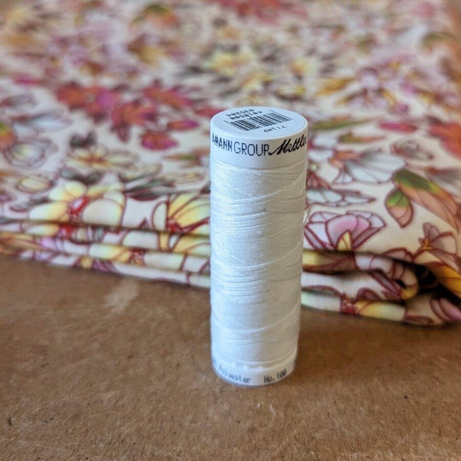 Bobine de fil écru 200m Mettler polyester avril fabrics