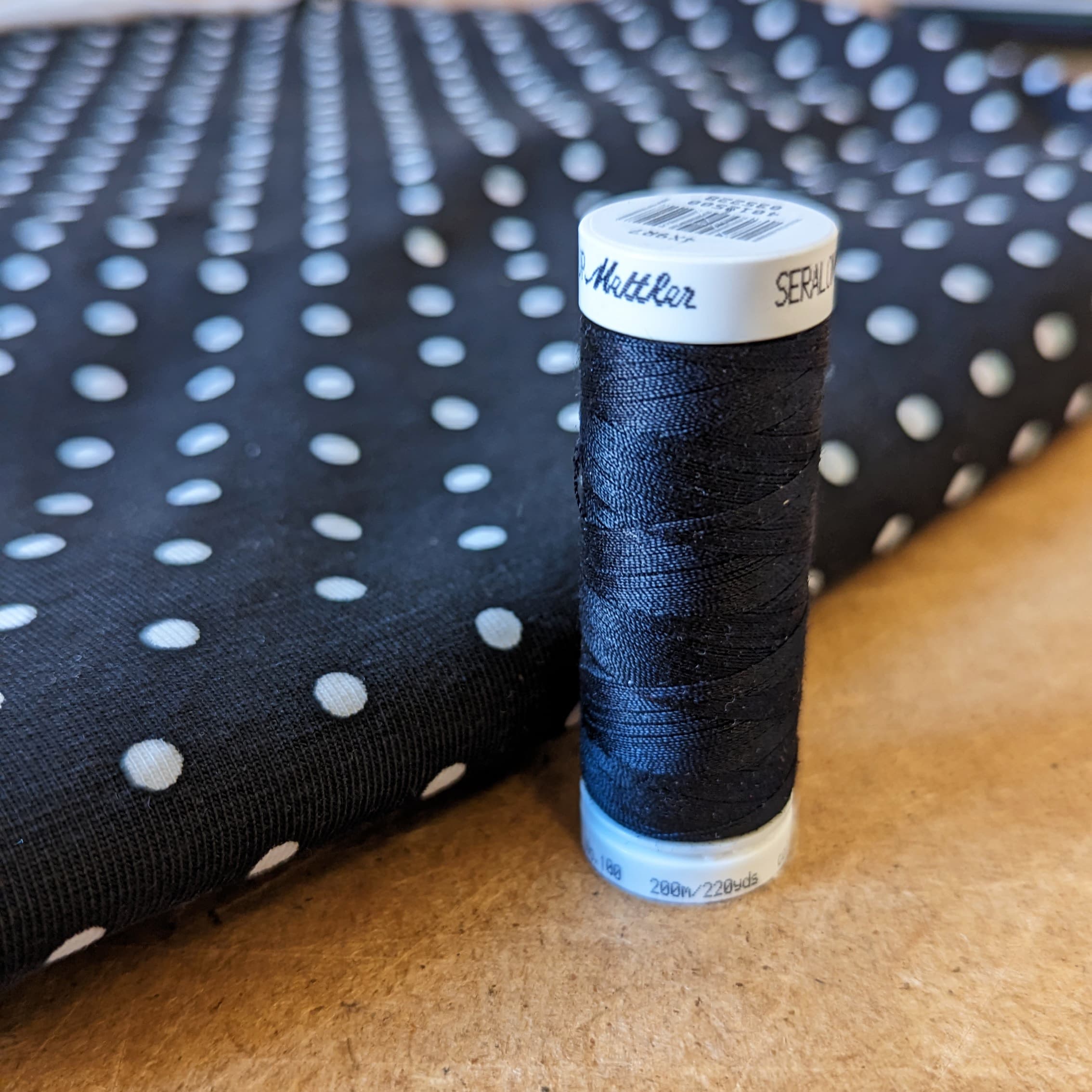 Bobine de fil noir 200m Mettler polyester avril fabrics