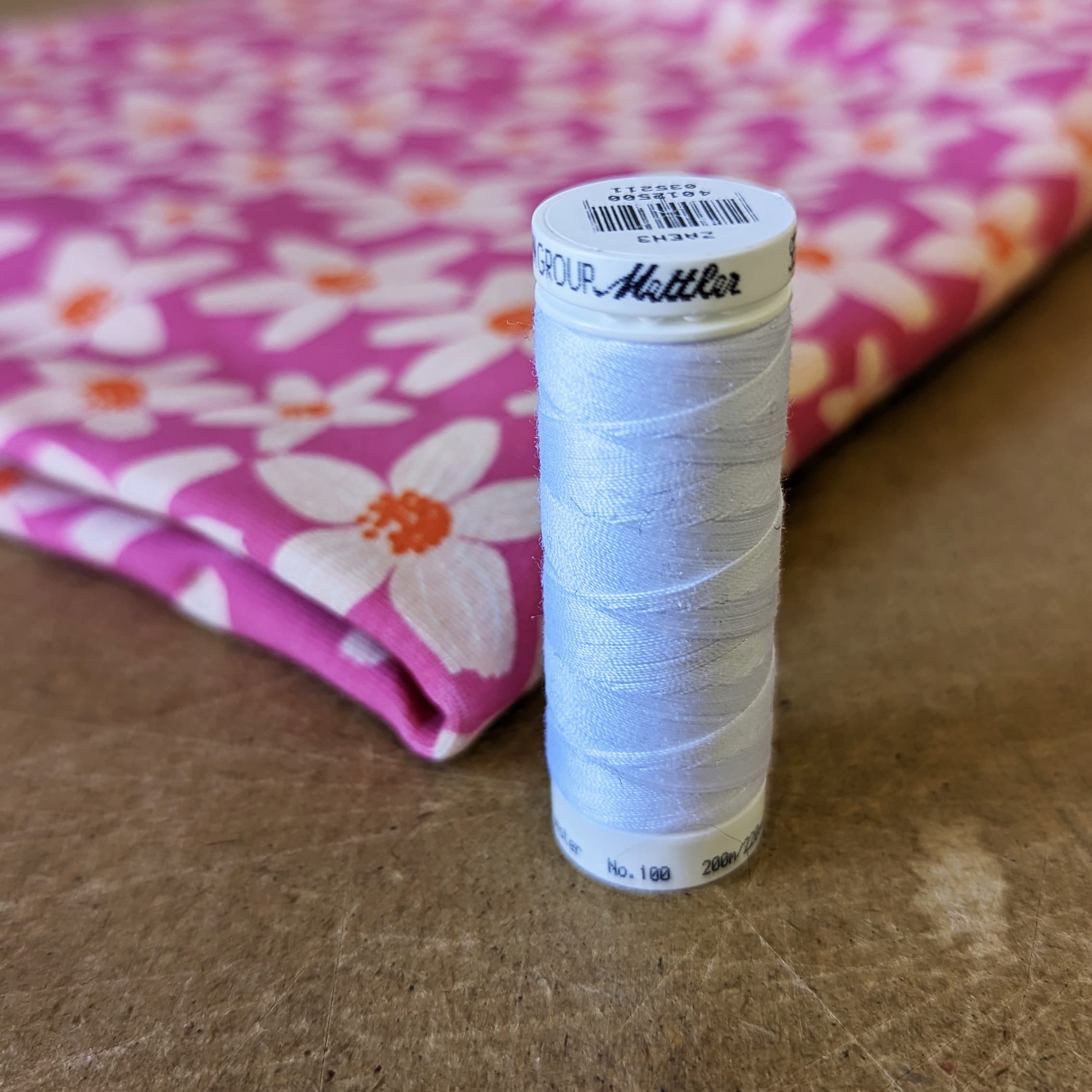 Bobine de fil blanc 200m Mettler polyester avril fabrics