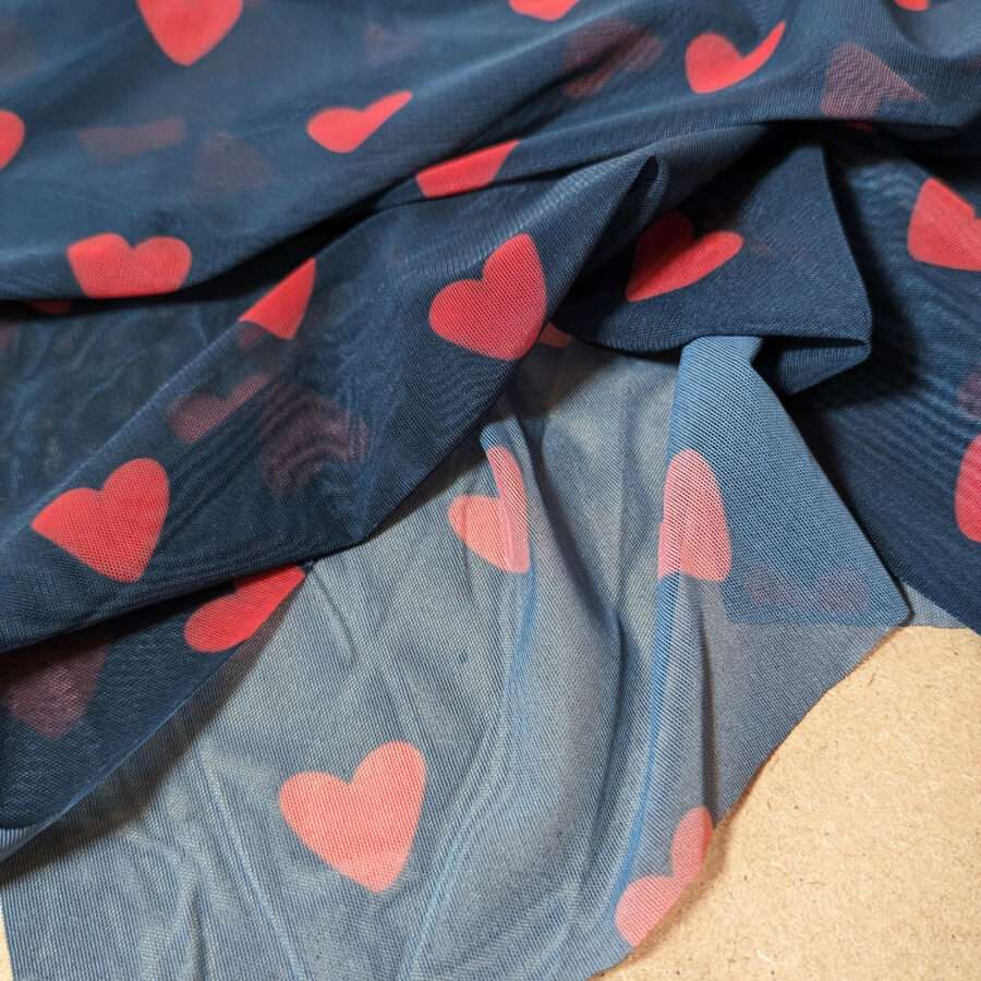 tissu noir coeur rouge