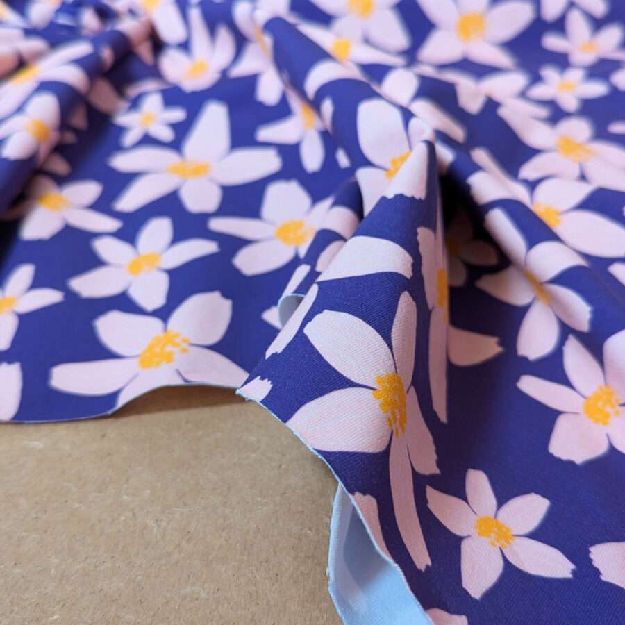 tissu grosse fleur fond violet jersey