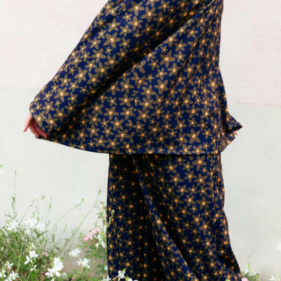 tenue tissu marine fleur kaki