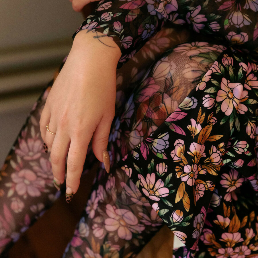 collant fleuri et jupe
