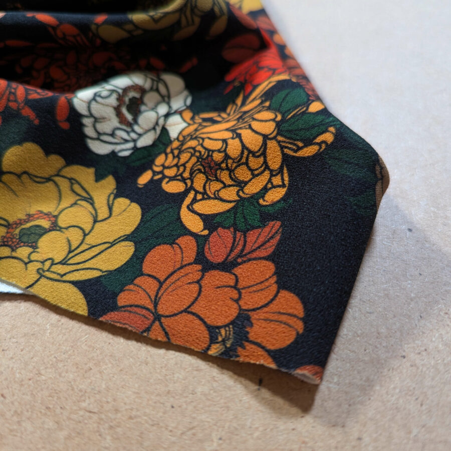 tissu fleuri noir fleurs