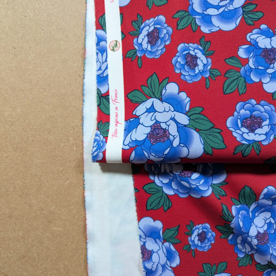 tissu pivoine bleu fond rouge