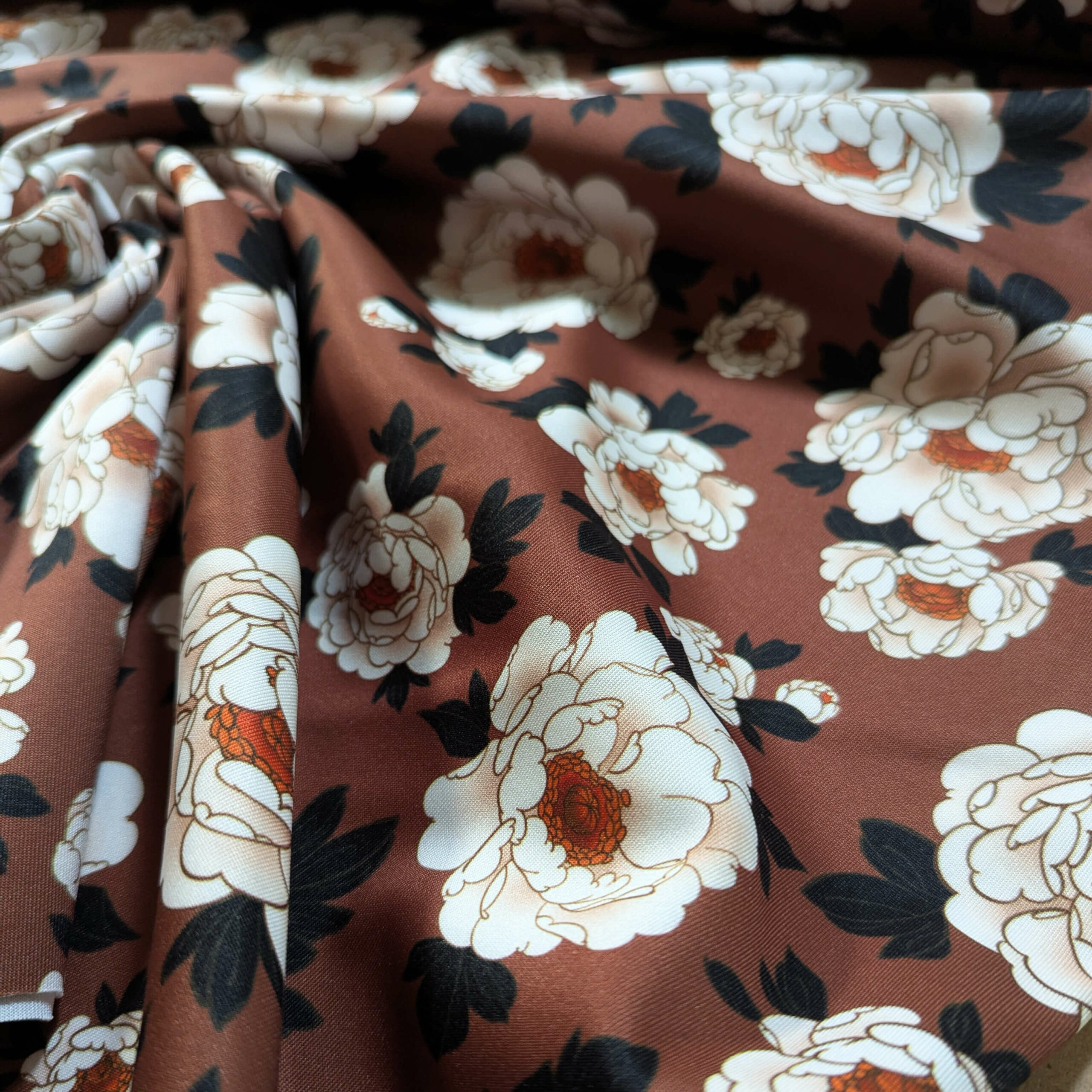 tissu scuba fleurs pivoines fond marron