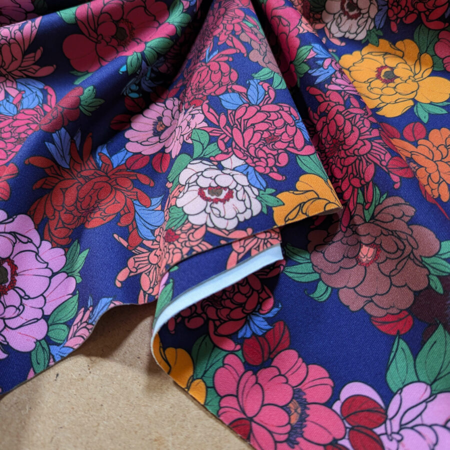 tissu fond violet fleurs