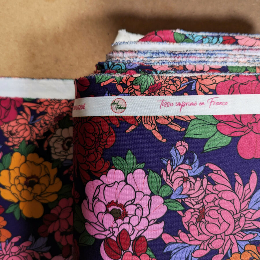 tissu fond violet fleurs