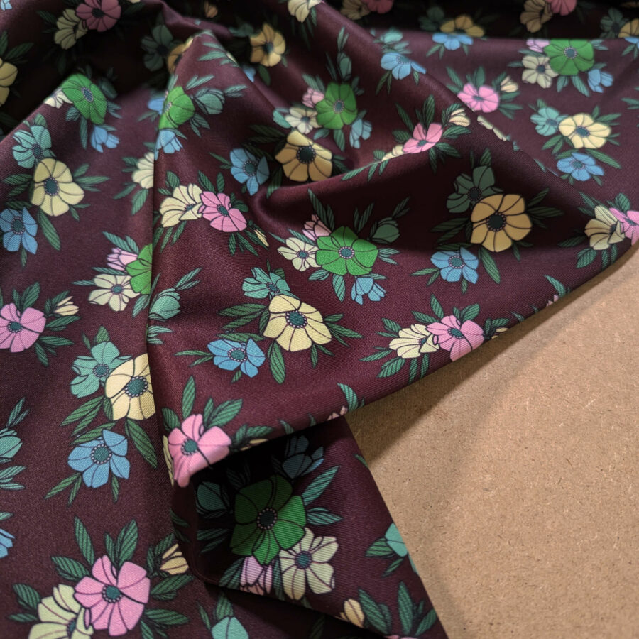 tissu fond bordeaux fleurs