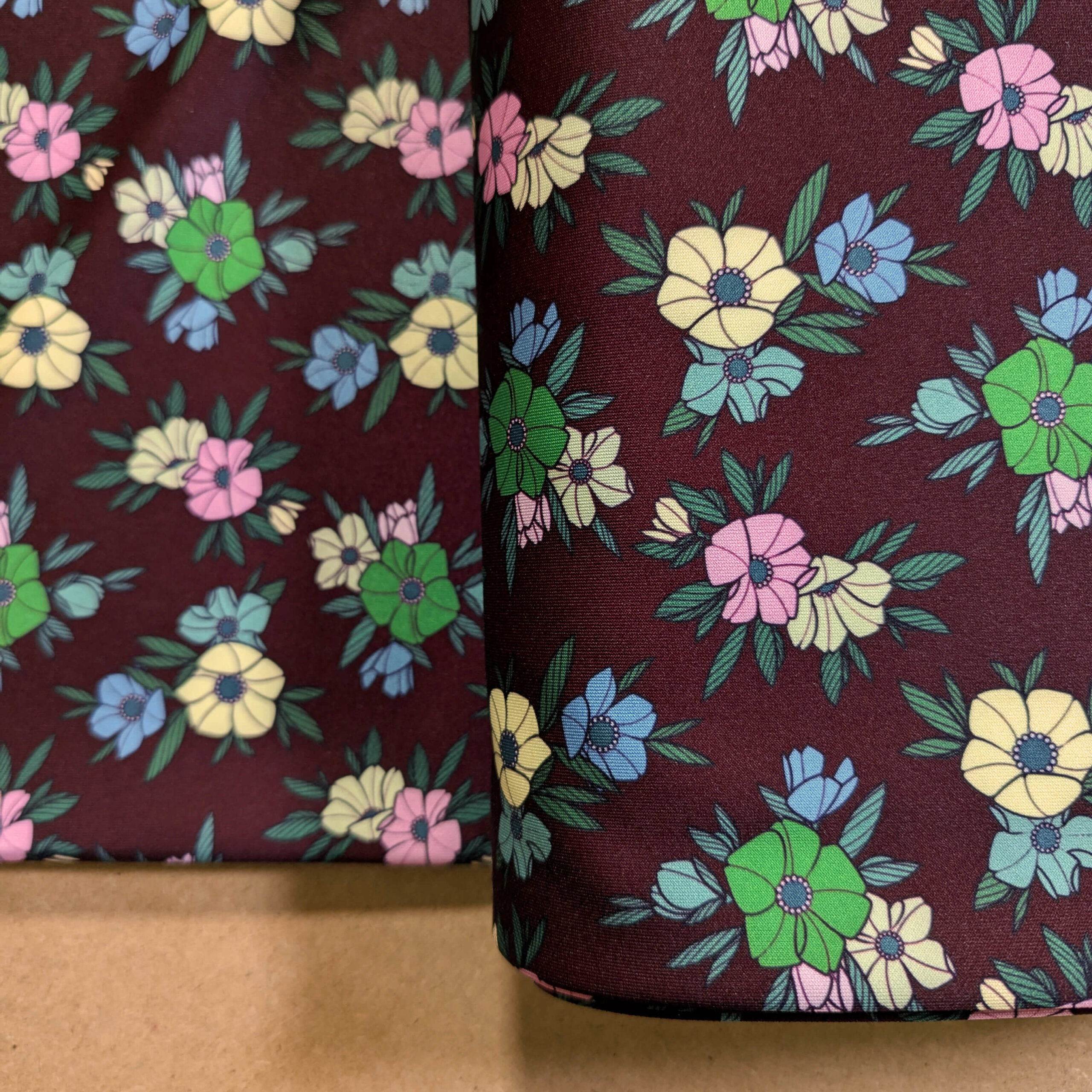 tissu fond bordeaux fleurs