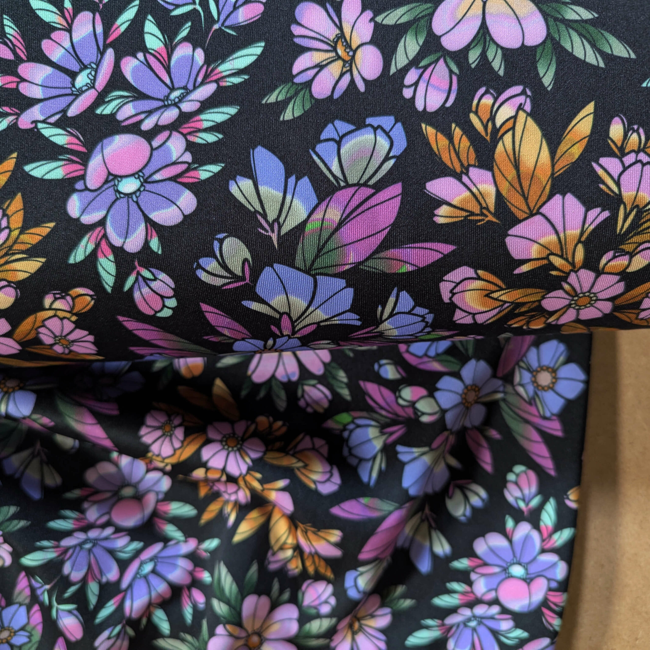 tissu fond noir fleurs couleurs