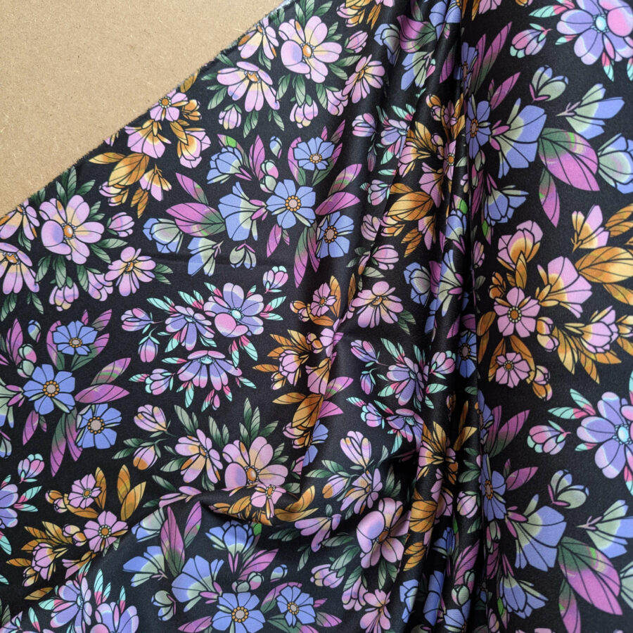 tissu fond noir fleurs couleurs