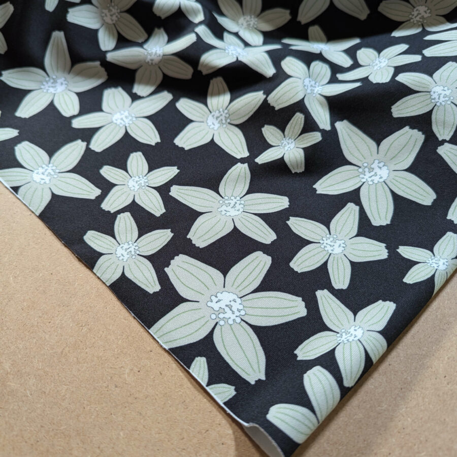 tissu fond noir fleur blanche