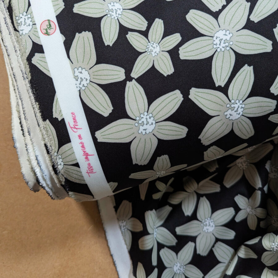 tissu fond noir fleur blanche