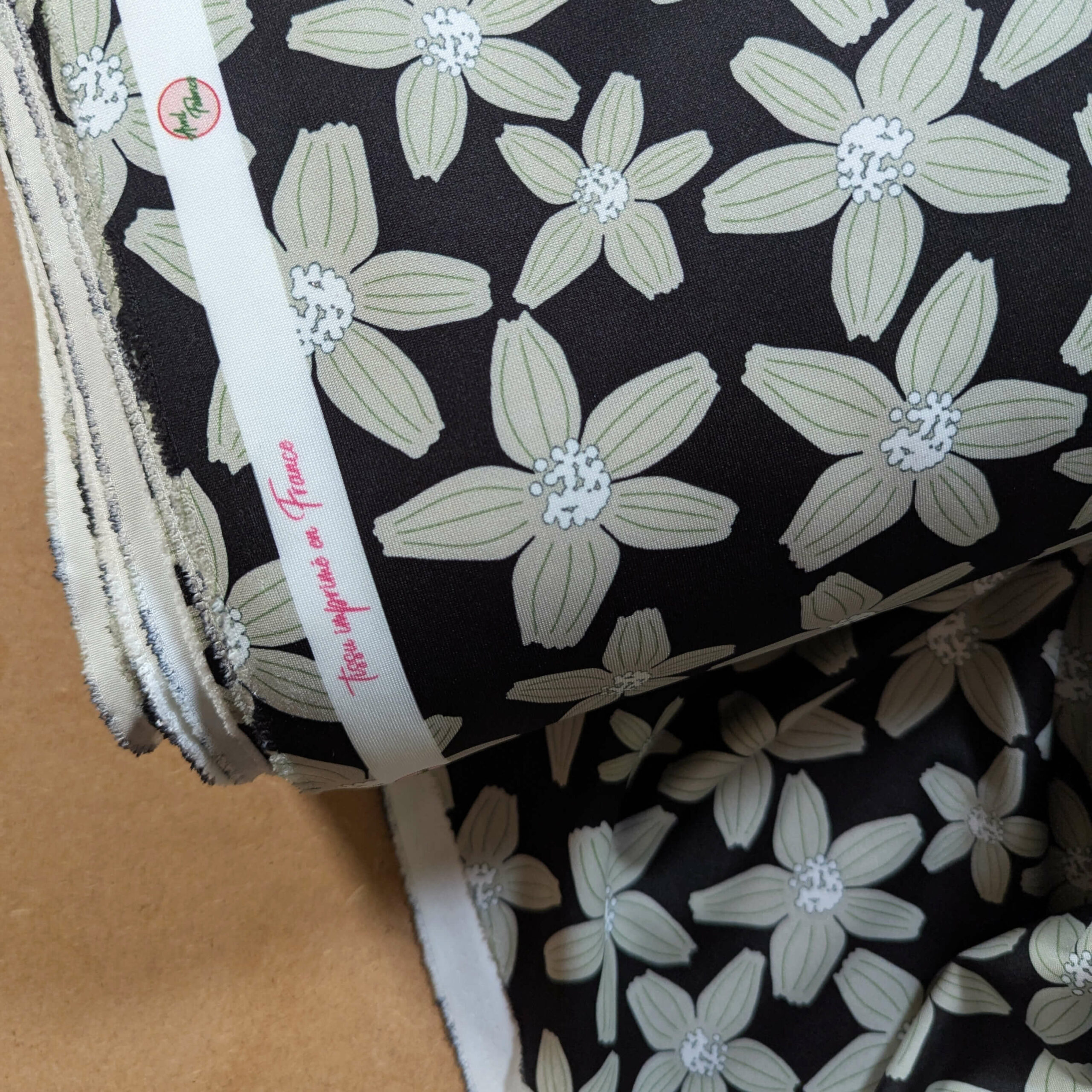 tissu fond noir fleur blanche