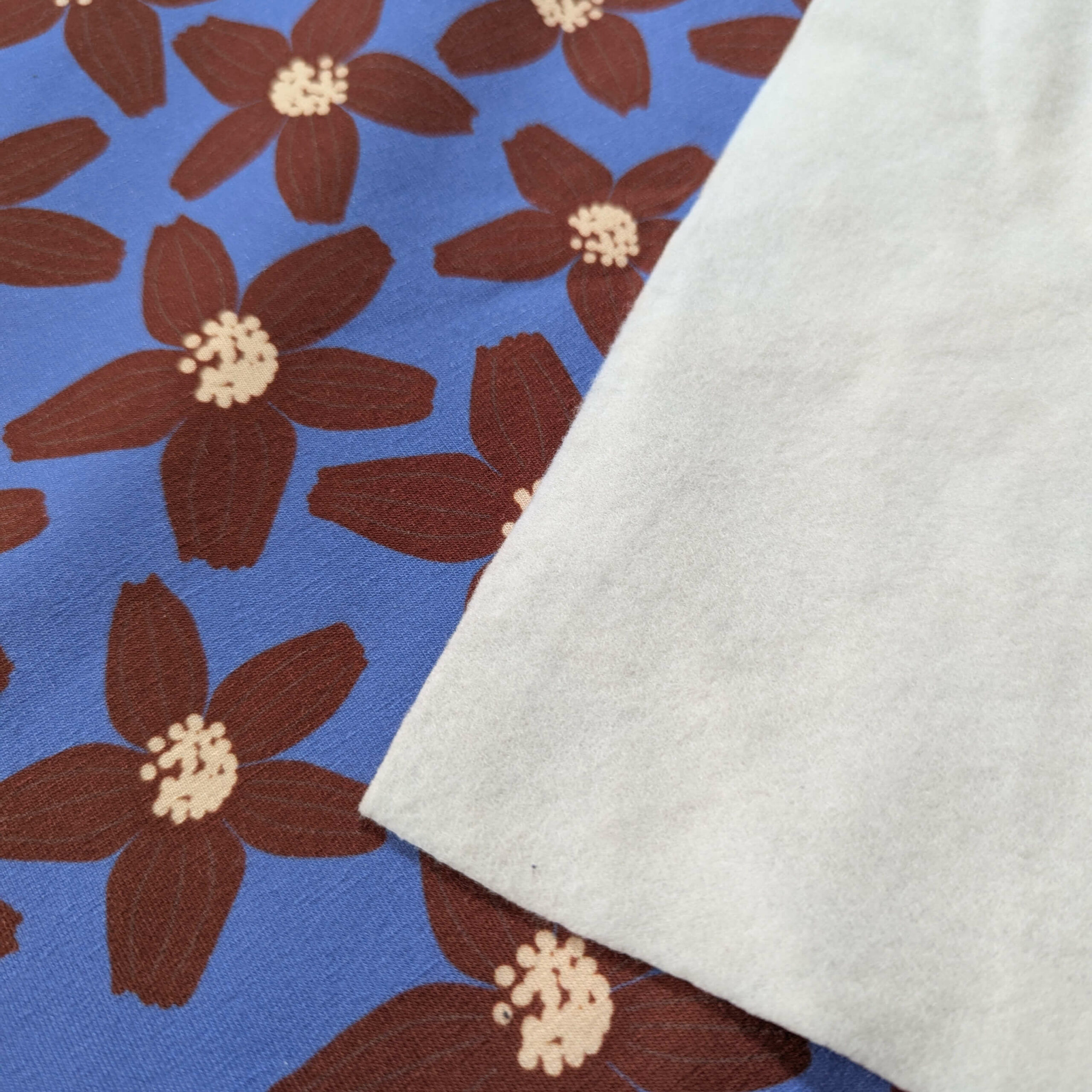 sweat fleur marron fond pastel