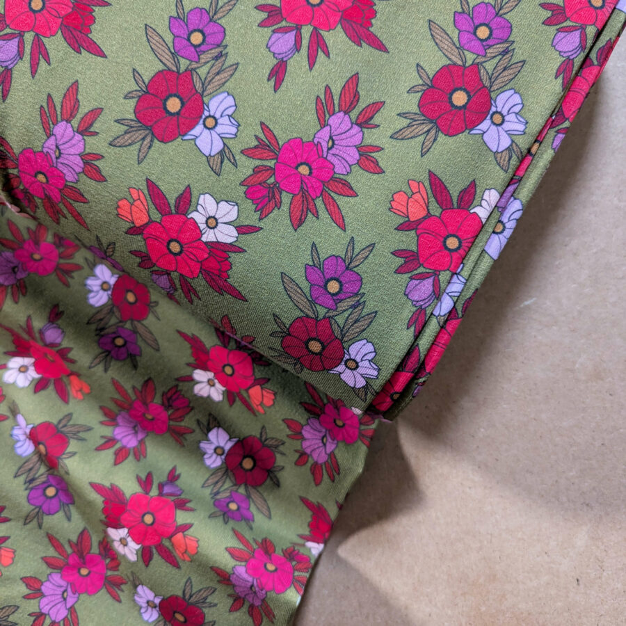 tissu vert fleur rose