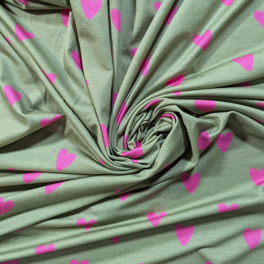 tissu coeur rose fond vert