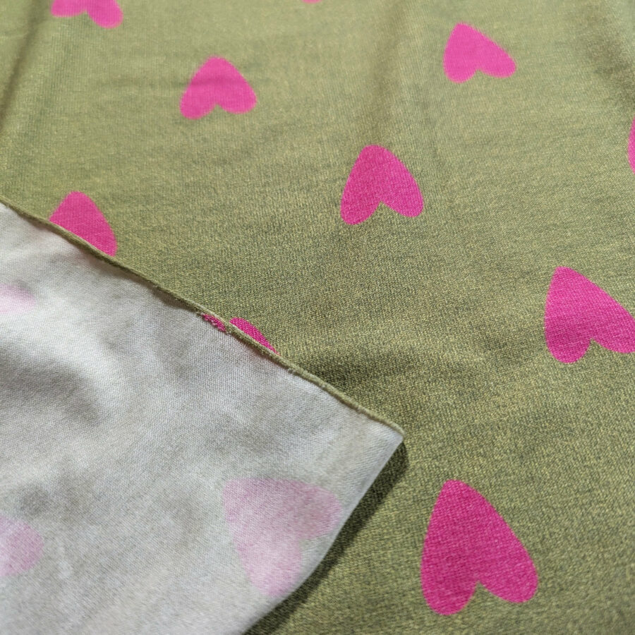 tissu coeur rose fond vert