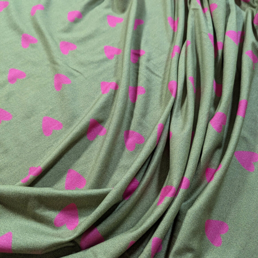 tissu coeur rose fond vert