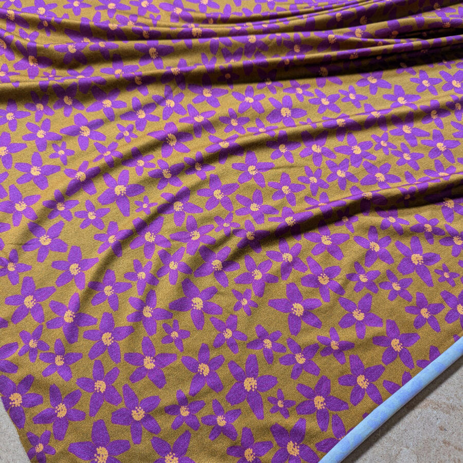 tissu fleur violette fond camel