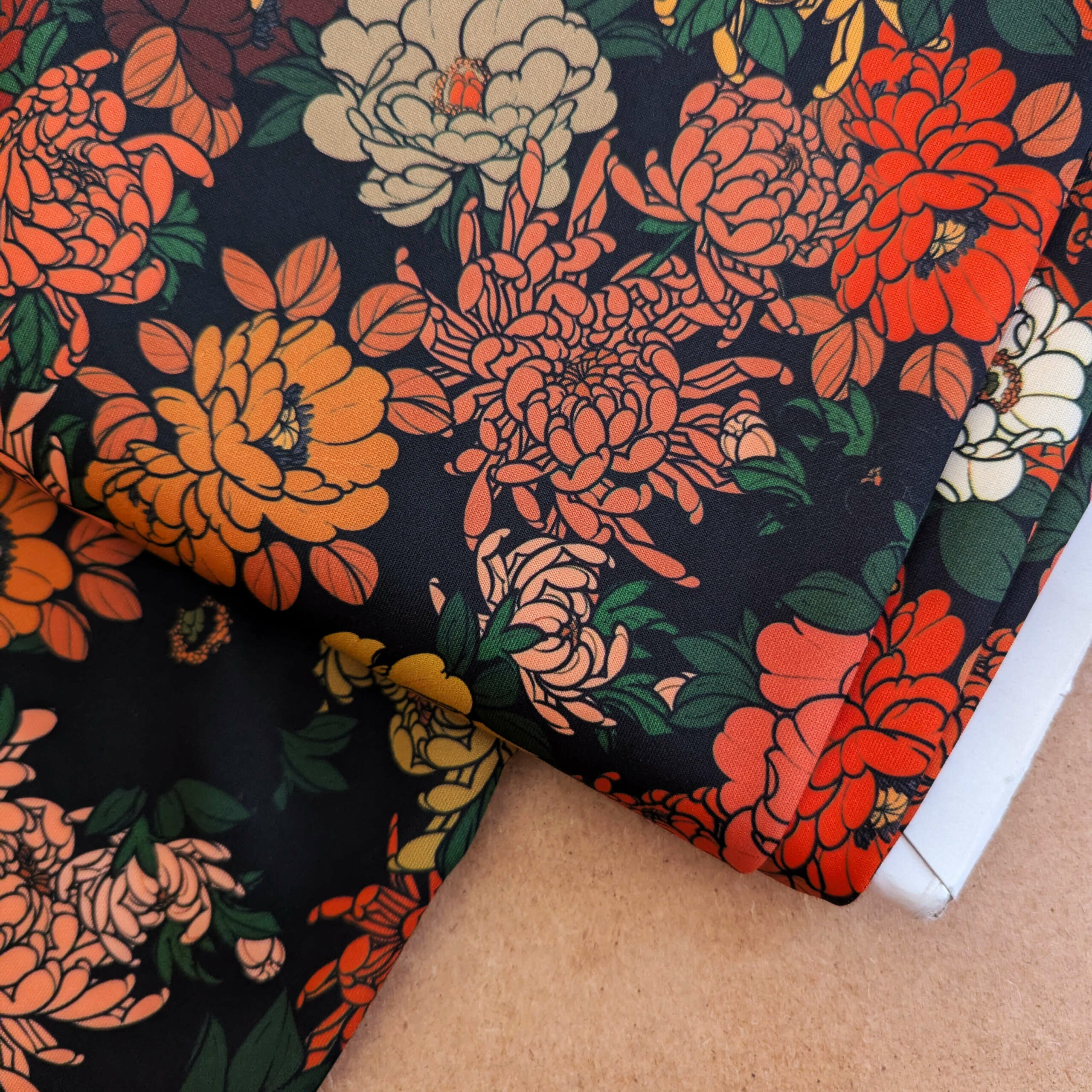 tissu fleur fond noir