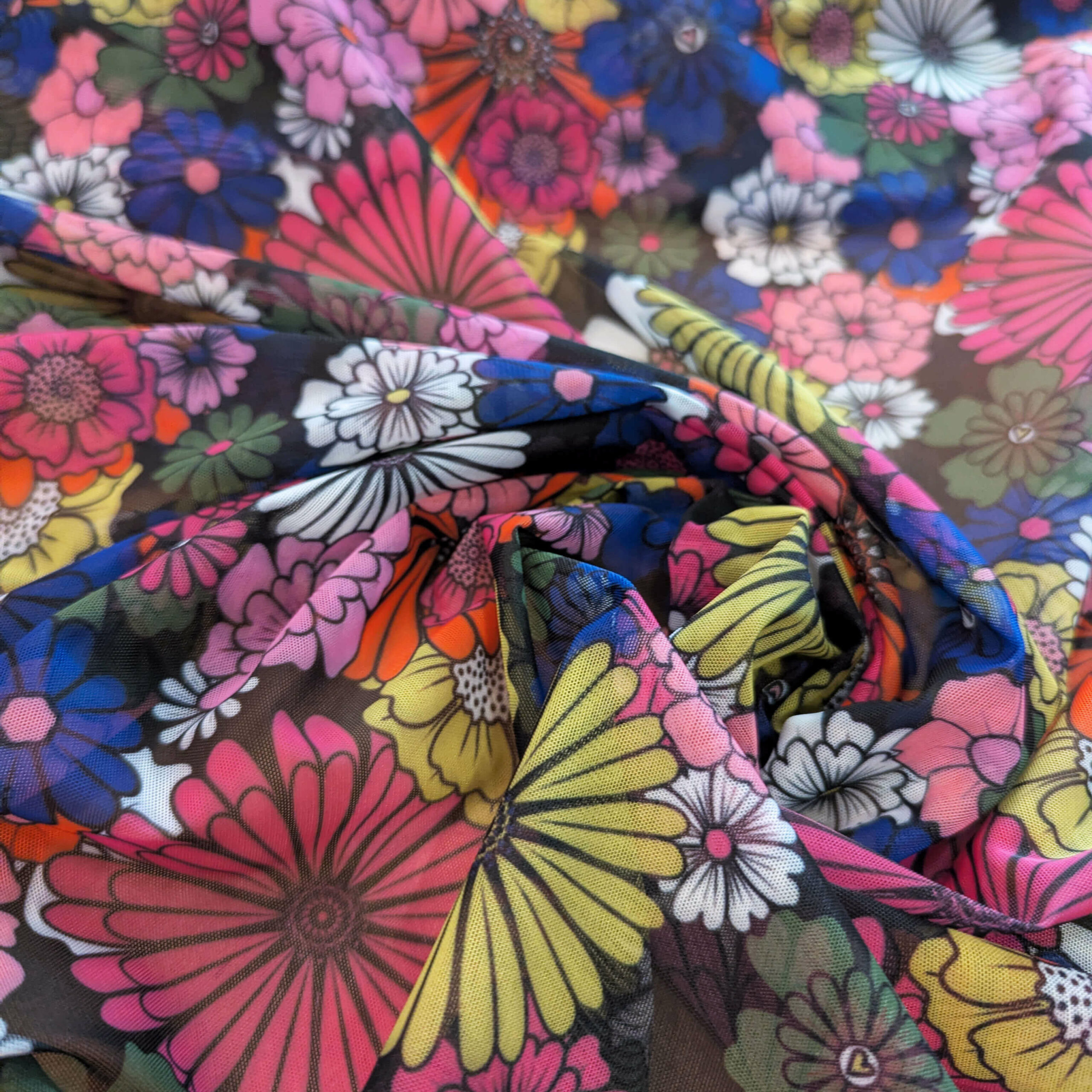 Tissu mesh transparent fleurs noir rose