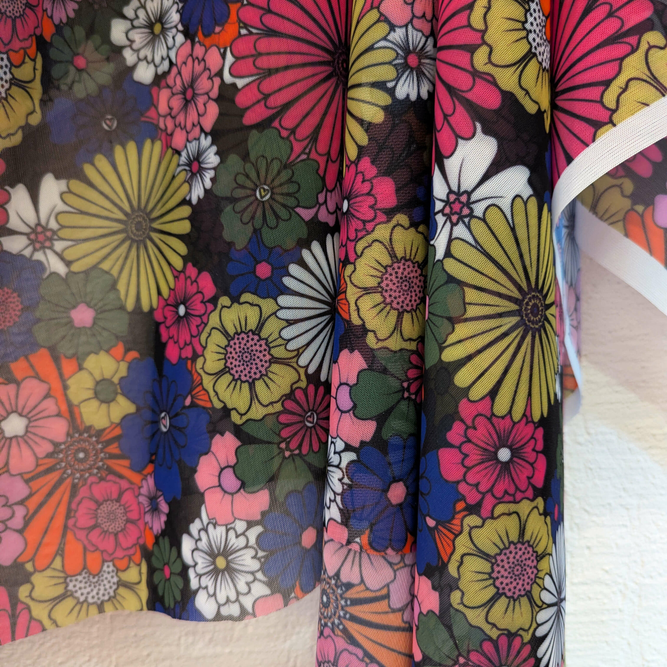 Tissu mesh rose noir fleurs