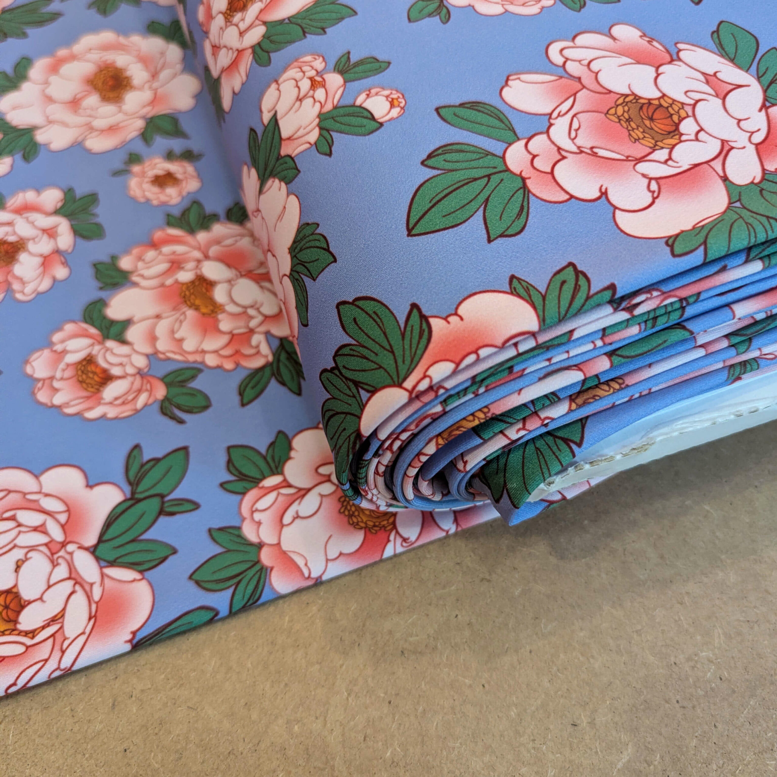 Tissu lycra bleu rose fleurs