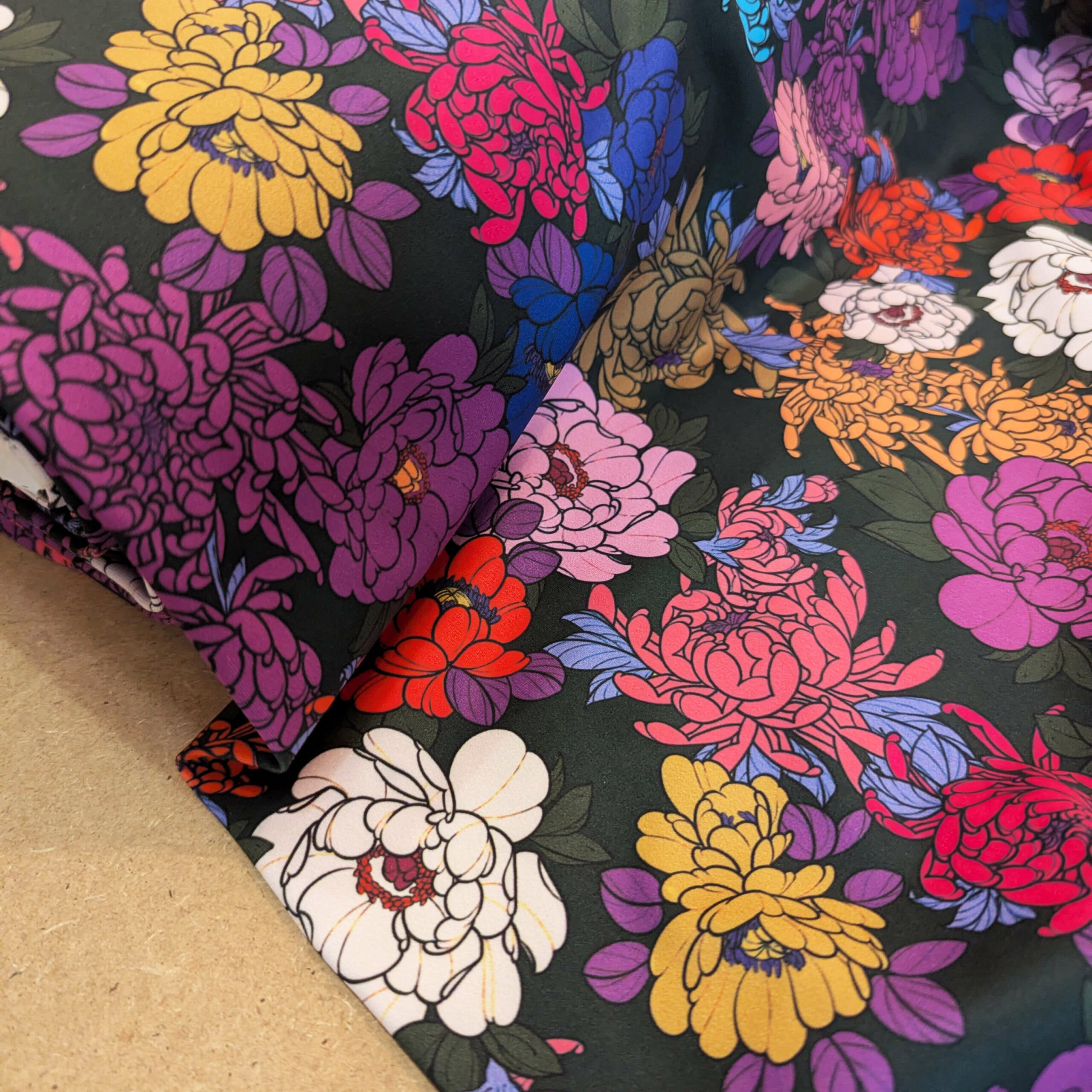 Tissu vert fleurs lycra