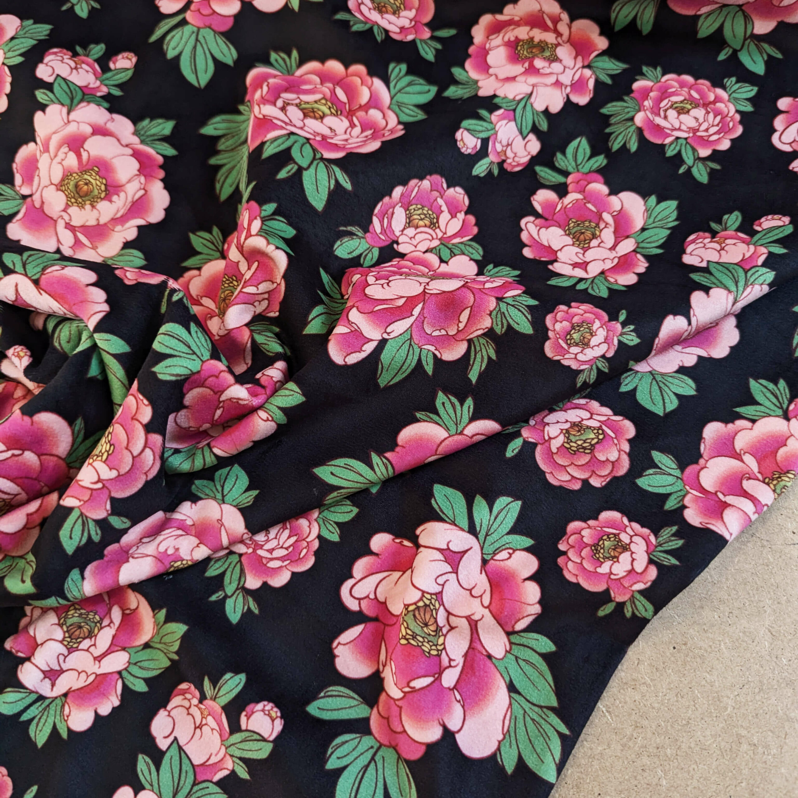 tissu noir pivoine rose