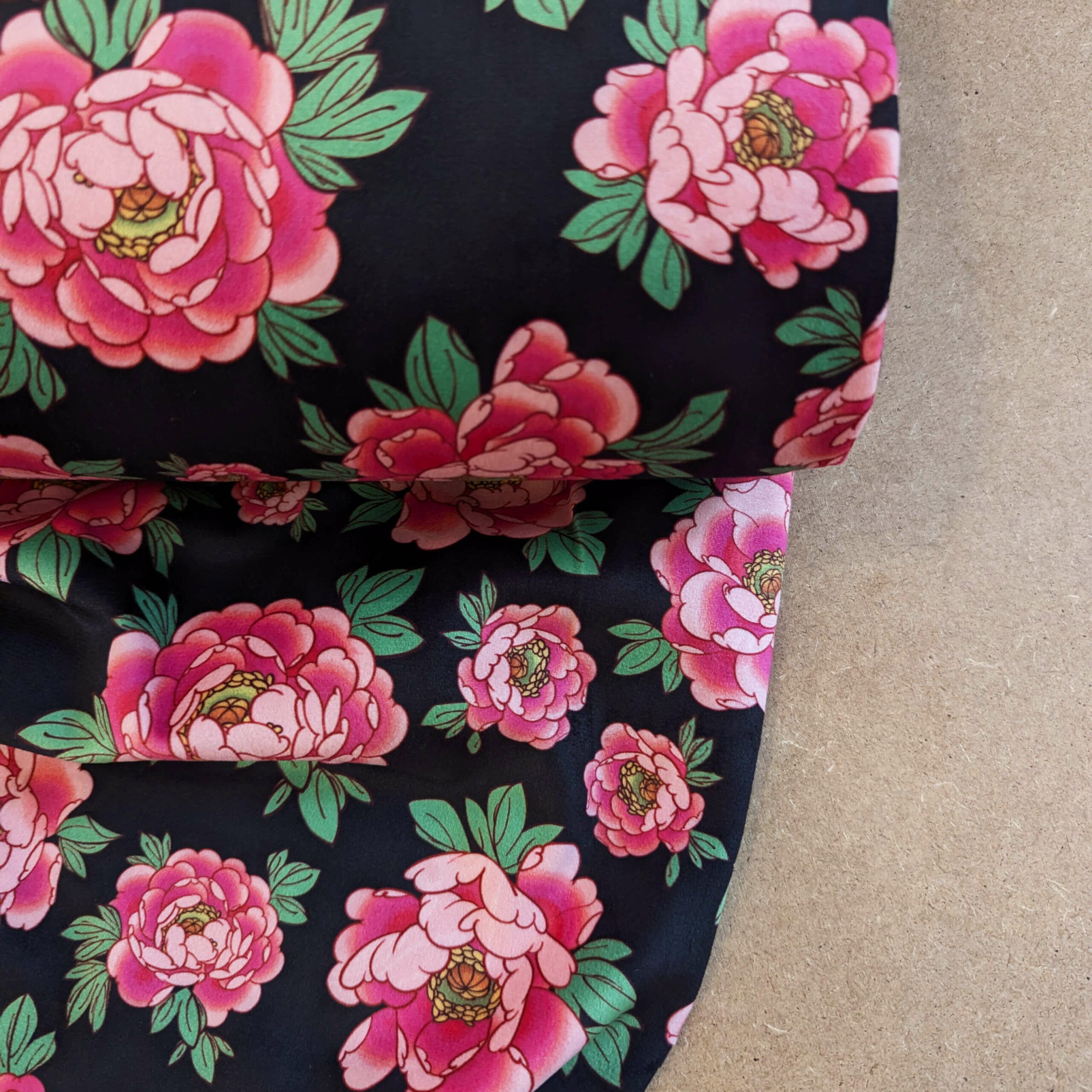 tissu noir pivoine rose