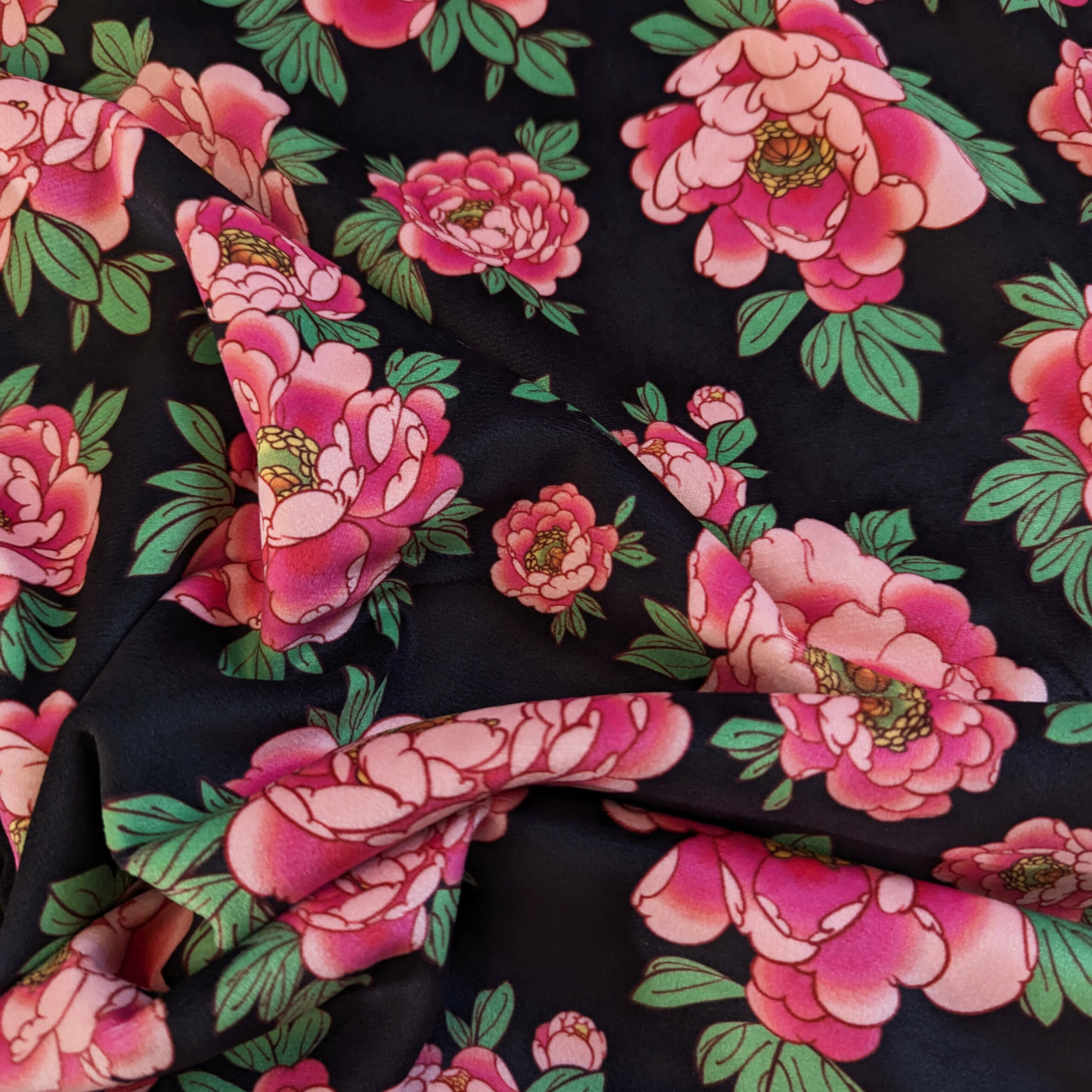 tissu noir pivoine rose