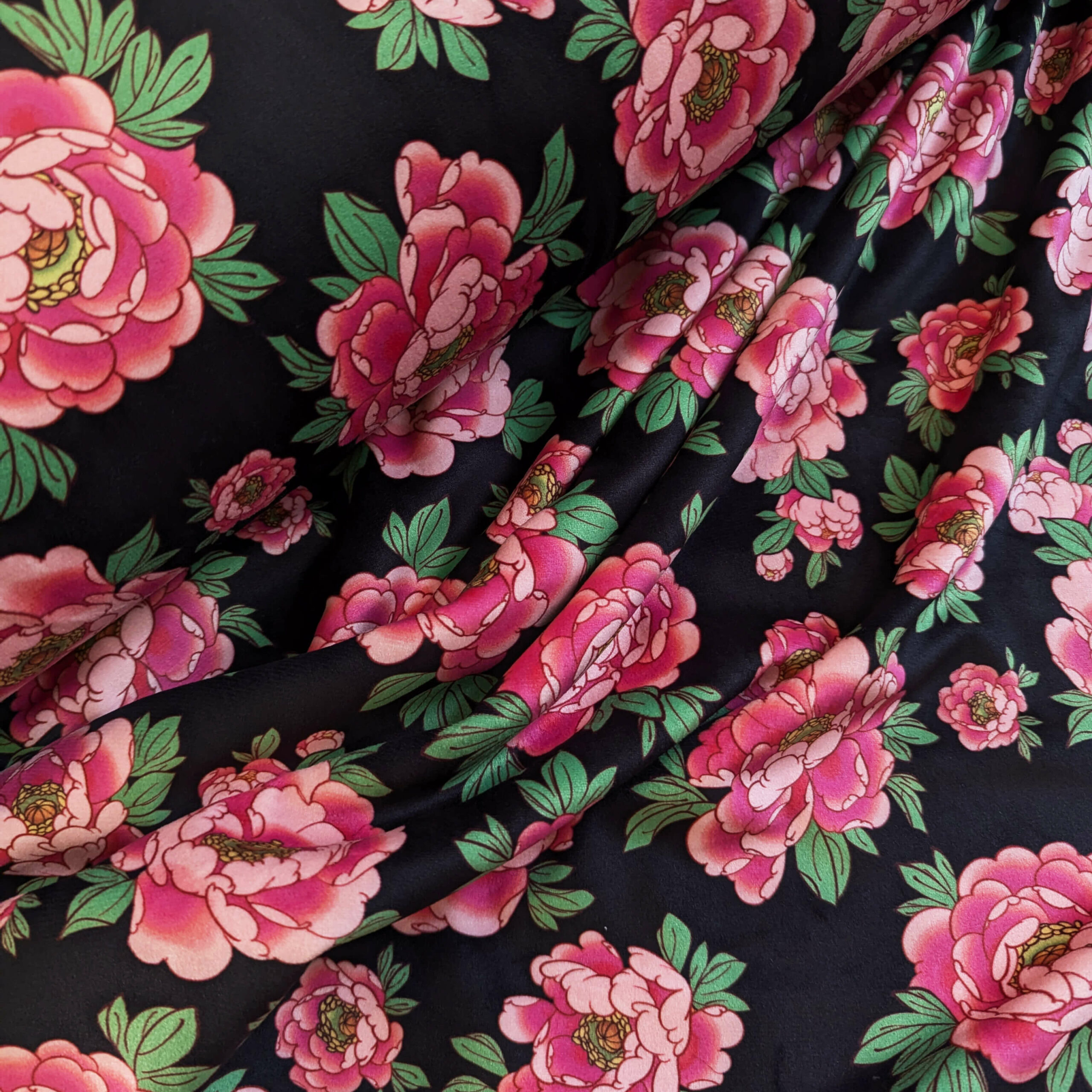 tissu noir pivoine rose